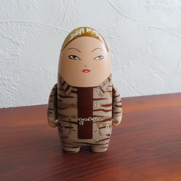 2004 Visionaire #44 Kidrobot Valentino Toy - Picture 1 of 7